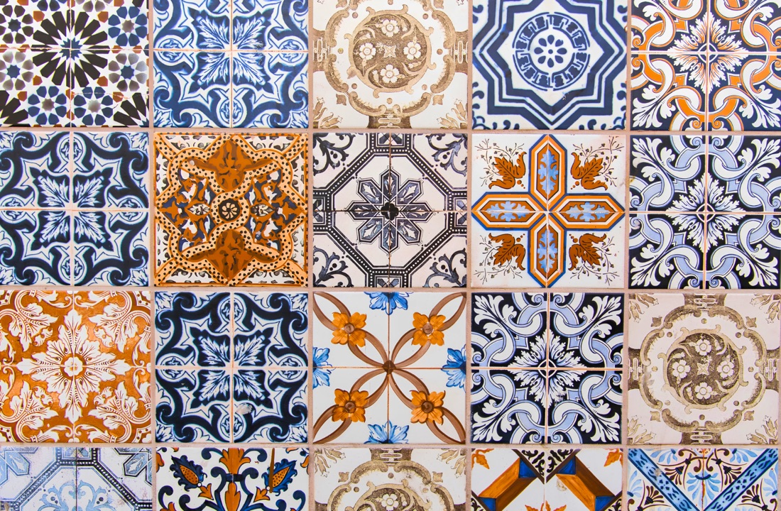 Patterned ceramic and porcelain tile
